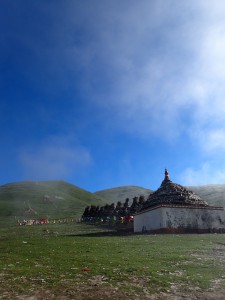 緑の大草原と青空の下で、チベット民族の生活も垣間見ることができる