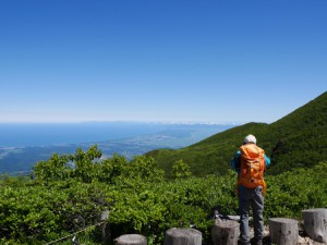 岩木山９合目。眼下に広がる津軽平野と奥は北海道
