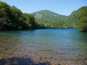 透明度日本第３位の赤沼と正面に鎮座する赤倉岳