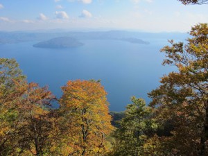 十和田湖と外輪山の紅葉
